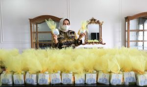 Jumat Barokah, Riana Sari Arinal Bagikan Minuman Sehat untuk Tenaga Medis Rumah Sakit