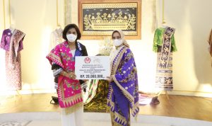 Sambut HUT Dekranas ke-41, Ibu Riana Sari Arinal Serahkan Bantuan Modal Usaha ke Para Perajin