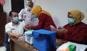 110 Pegawai Disdukcapil Bandar Lampung Terima Vaksin Covid-19 Tahap Dua