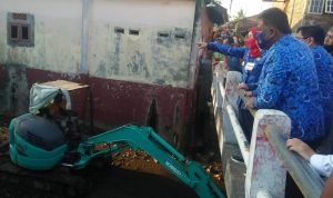 Kendalikan Banjir, Pemkot Bandar Lampung Keruk Sedimentasi Sungai