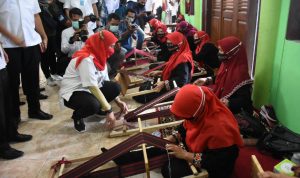 Tingkatkan Ekonomi Warga, Walkot Bandar Lampung Beri Pelatihan Ibu-ibu Sulam Usus