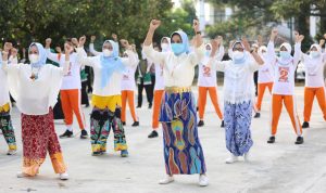 Ketua TP PKK Lampung Adakan Silaturahmi dan Senam Pagi Bersama Para Guru, Purna Bhakti dan Alumni SMPN 2 Bandar Lampung