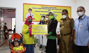 Ketua LKKS Provinsi Lampung Serahkan Bantuan kepada LKS Anak Taman Surga