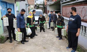Hari ke-8 Ramadan 1442, Ketua LKKS Ibu Riana Sari Arinal Bagikan Nasi Kotak untuk di Kuripan, Teluk Betung Barat