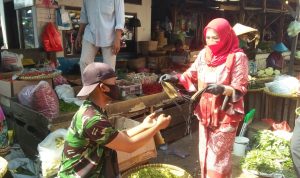Target Segera Zona Hijau, Walkot Bandar Lampung Bagi Masker dan Hand Sanitizer ke Pasir Gintung