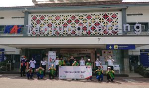 Bantu Kesulitan Porter di Masa Pandemi, KAI Divre IV Tanjungkarang Bagikan Paket Sembako