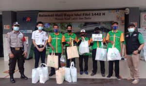 Bantu Porter dan Penumpang KRL KAI Tanjungkarang, ACT Bersama Majelis Taklim Al Ikhlas dan UBL Berikan Paket Ramadan