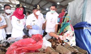 Pastikan Prokes Covid-19 Berjalan Baik, Gubernur Lampung dan Walkot Bandar Lampung Tinjau Pasar Pasir Gintung