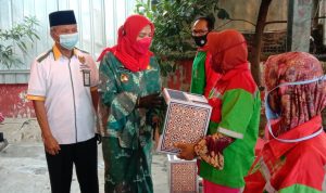 Walkot Bandar Lampung Bersama Baznas Bagikan Zakat Petugas DLH