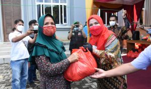 Penyerahan Sembako KBI Lampung, Wali Kota Eva: Semoga Apa Yang Diberikan untuk Masyarakat Bermanfaat