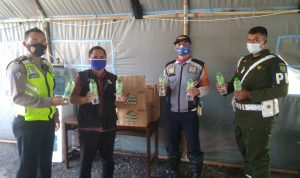 ACT Bandar Lampung Salurkan Air Minum Wakaf untuk Petugas Gabungan di Posko Penyekatan