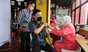 Disdag Bandar Lampung Vaksinasi Karyawan Pasar Modern di 13 Titik