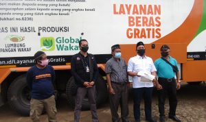 Ketua Komisi II DPRD Lampung Bersama ACT Bagikan 6 Ton Beras Gratis