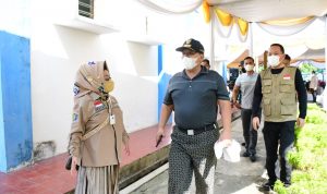 Beri Apresiasi atas Antusiasme Masyarakat Ikuti Vaksinasi, Gubernur Lampung Tinjau Vaksinasi Massal