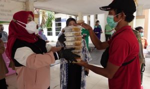 Apresiasi Nakes dan Pasien di RS saat Lebaran, Wali Kota Eva Dwiana Bagikan Ratusan Paket Nasi Rendang