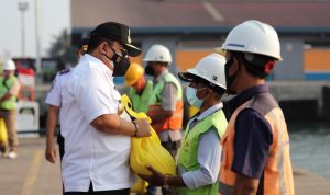 Ringankan Beban Masyarakat Terdampak Covid-19, Gubernur Lampung Serahkan Bantuan untuk Pekerja Bongkar Muat dan Para Nelayan