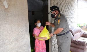 Gubernur Arinal Berikan Bantuan secara Door to Door di Jatimulyo, Lampung Selatan