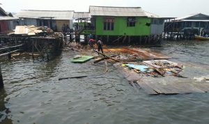 Empat Rumah Hanyut Diterjang Ombak, Wali Kota Eva Tinjau Lokasi dan Beri Bantuan