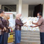 Ketua YJI Lampung Bagikan Sembako kepada Masyarakat Terdampak Covid-19