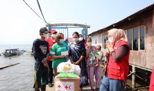 Ketua PMI Lampung Bagikan Bantuan kepada Korban Bencana Ombak Pasang di Kelurahan Kangkung