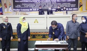 Gubernur Arinal dan DPRD Lampung Tandatangani Raperda Pertanggungjawaban APBD Tahun 2020