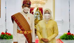 Pimpin Upacara di Istana Merdeka, Presiden Jokowi Kenakan Pakaian Adat Lampung
