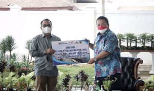 Gubernur Arinal Serahkan Bantuan Sosial Covid-19 dari PT Pelindo kepada Posko