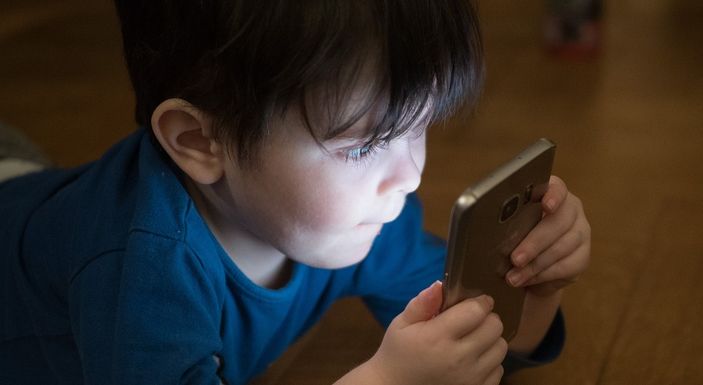 Hati-hati! Pemberian Gawai untuk Anak Ternyata Bukan Solusi || Foto: Istimewa, 5w1hindonesia.id