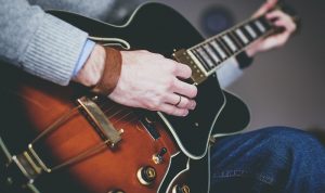 Chord Gitar dan Lirik Lagu Kekasih Gelapku Ungu, Mudah Dimainkan dari Dasar C