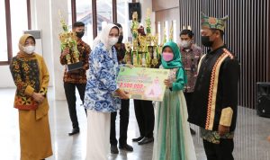 Ketua Umum DPW Lasqi Serahkan Hadiah Juara Festival Qasidah dan Bintang Vokalis Tingkat Provinsi Lampung 2021