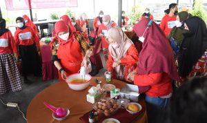 Beri Pelatihan Kreasi Suvenir dan Kue ke Ibu-ibu, Wali Kota Eva Dwiana: Walaupun di Rumah Kita Bisa Berkarya