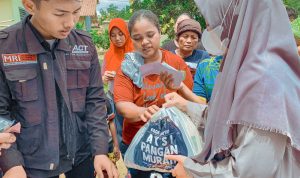 Warga Prasejahtera Yukum Jaya Lampung Tengah Bahagia Bawa Pulang Pangan Murah