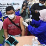 Tinjau Vaksinasi di Simpur Center, Wali Kota Eva: Target Kita Bulan Desember Seluruh Warga Sudah Tervaksinasi