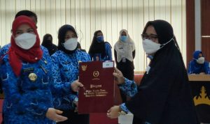 Serahkan Satyalencana Karya Satya, Wali Kota Eva Dwiana Harapkan PNS Bandar Lampung Berikan Kontribusi Terbaik