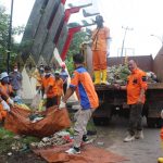 Bersih-bersih Sampah di Kawasan Gapura Perbatasan Metro Utara, DLH Metro: Kita Akan Minta Kominfo Pasang CCTV di Sini