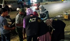 Ronda Malam, ACT Bandar Lampung Keliling kota bagikan Paket Makanan ke Pekerja Informal