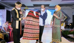 ‘Selendang Beghak Riana’ Tampil di Festival Kemilau Tapis Lampung 2021, Founder IKAT Indonesia Beri Respons Positif