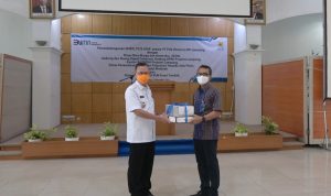 Sekdaprov Fahrizal Saksikasan Penandatanganan Perjanjian Jual Beli Tenaga Listrik PLTS Atap antara PT PLN dengan Sejumlah Instasi Pemprov Lampung