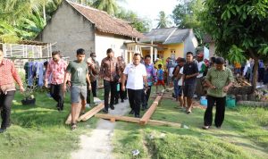 Nyaris Roboh, ACT Bersama Bupati Lampung Selatan Berikan Bantuan Bedah Rumah untuk Muhidan