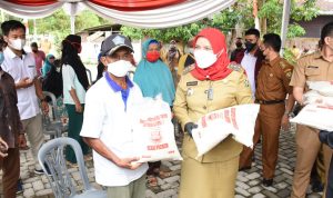 Pemkot Bandar Lampung Salurkan Bantuan 3.475 Karung Beras untuk Warga Panjang
