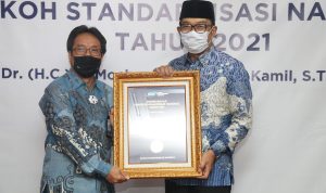 BSN Anugerahkan Tokoh Standardisasi Nasional Kepada Ridwan Kamil