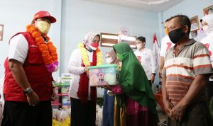 Ketua PMI Lampung Salurkan Bantuan untuk Korban Banjir di Lampung Timur
