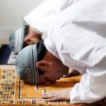 Menutup atau Membuka Mata, Mana yang Lebih Baik Ketika Sedang Shalat?