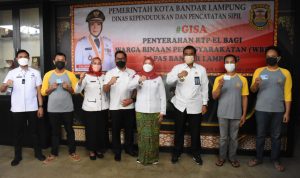 Pemkot Bandar Lampung Serahkan 74 e-KTP Warga Binaan Lapas Kelas 1 Rajabasa