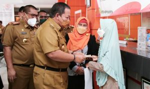 Gubernur Arinal Djunaidi Serahkan Bantuan Sembako Tunai Periode Januari – Maret 2022 untuk 297.525 Keluarga