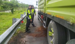 Akibat Short Circuit, Truk Terbakar di Jalan Tol Ruas Bakter
