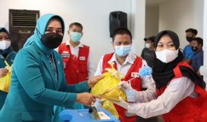 Ketua TP-PKK Lampung Tinjau Pelaksanaan Vaksinasi Booster Covid-19 dan Bagikan Bingkisan kepada Masyarakat