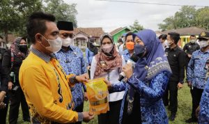 Wagub Lampung Tinjau Operasi Pasar Minyak Goreng di Pasar Sidowaras