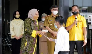 Ketua Dekranasda Lepas Perancang Busana Perwakilan Lampung untuk Mengikuti Pelatihan di BBPLK Semarang