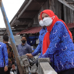 Tinjau Jembatan Pulau Pasaran, Eva Dwiana Minta Jembatan Dilebarkan